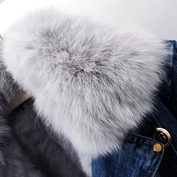 Adelina – Džinsinė striukė su minkštu dirbtinio kailio apykakle