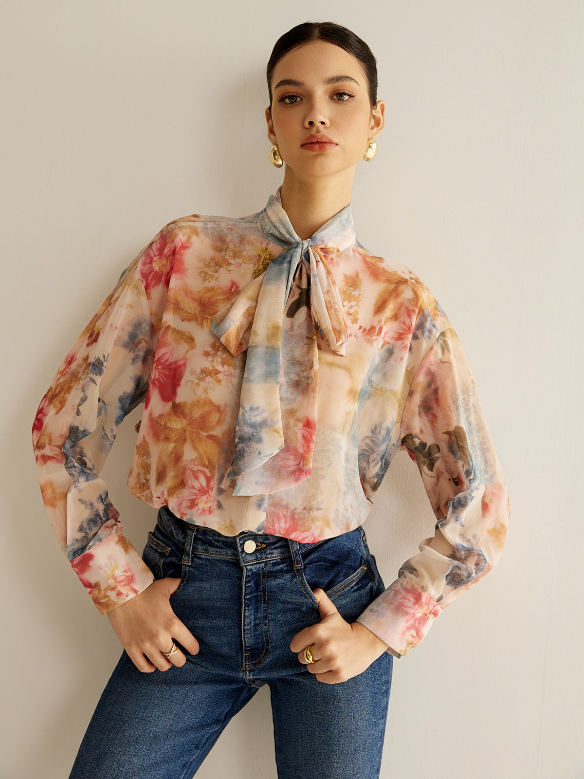 Romantiško stiliaus marškiniai su surištu apykakle