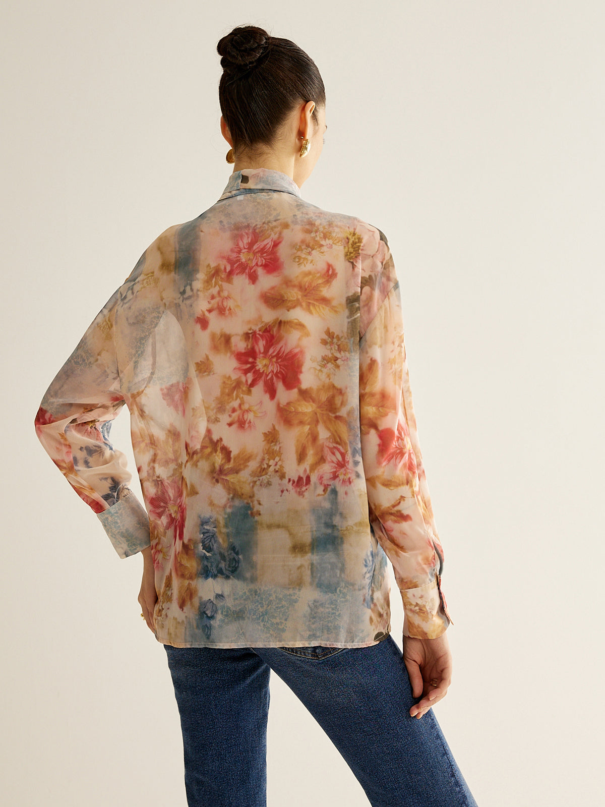 Romantiško stiliaus marškiniai su surištu apykakle