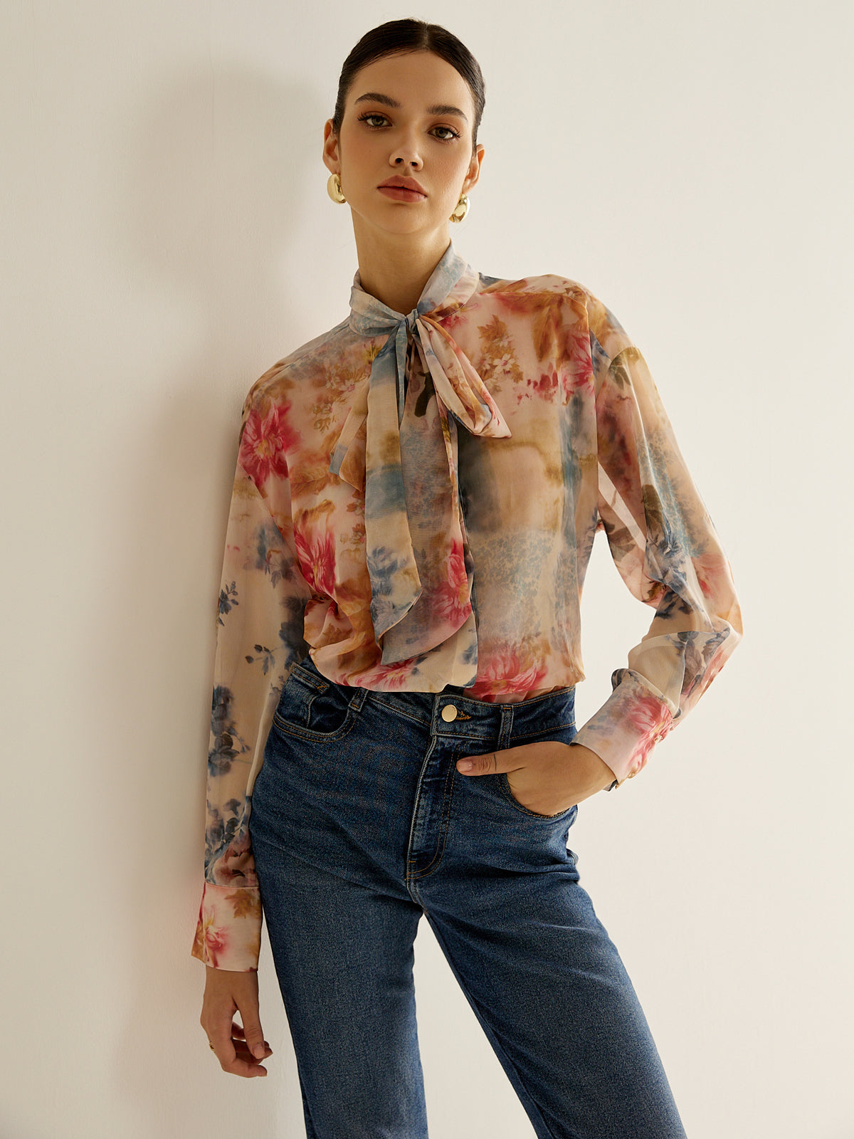 Romantiško stiliaus marškiniai su surištu apykakle