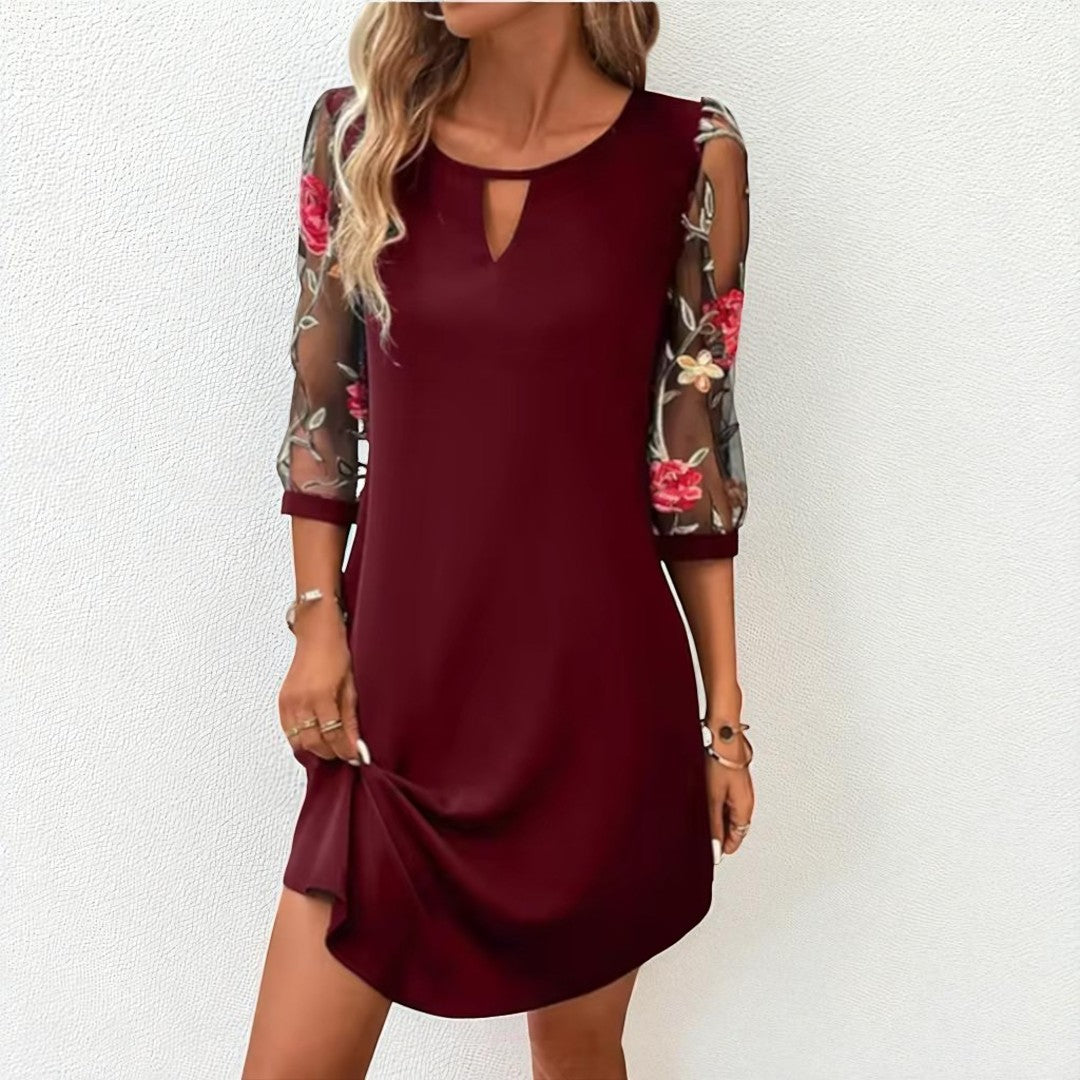 Diana Bordeaux™ | Elegantiška mini suknelė su V- iškirpte ir permatomomis rankovėmis