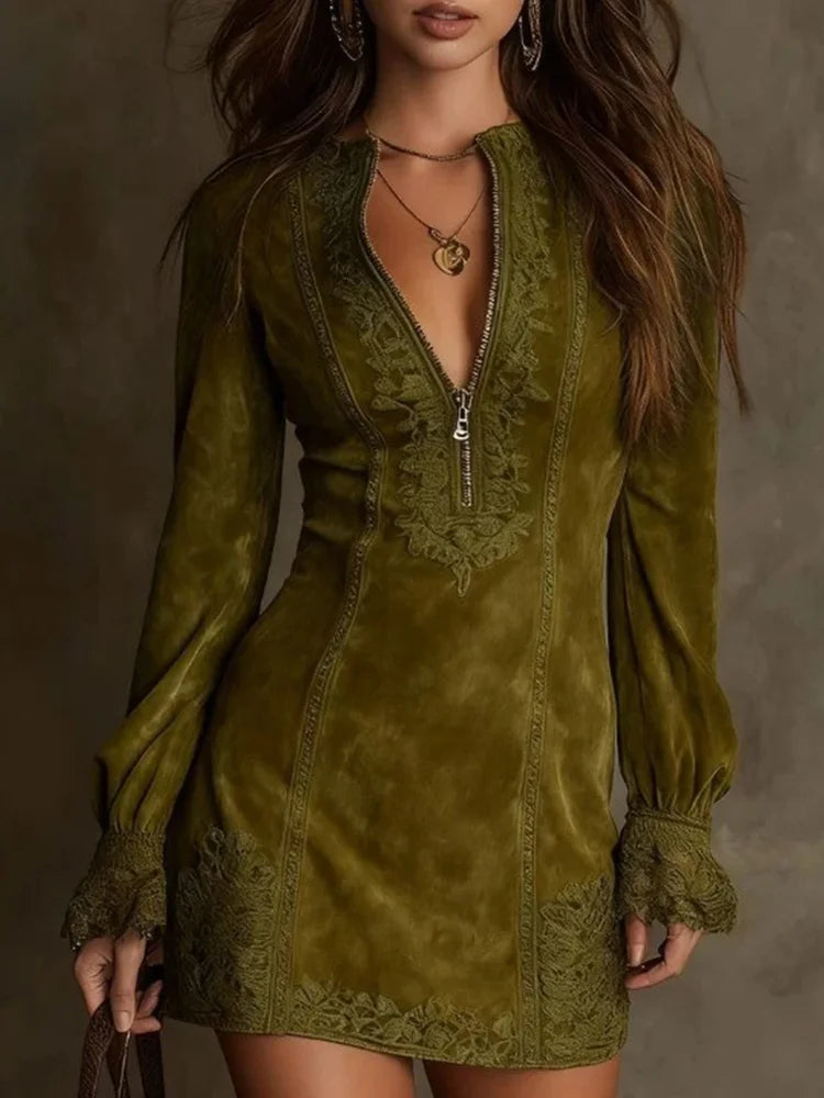 Trumpa veliūrinė suknelė su nėriniais – moteriška ir sofistikuota