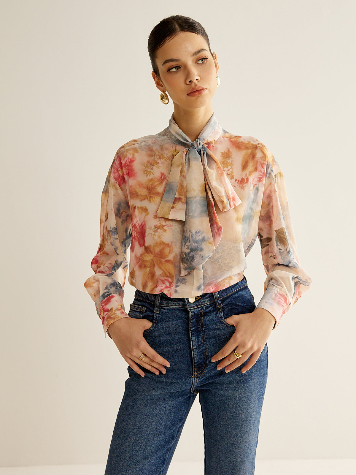 Romantiško stiliaus marškiniai su surištu apykakle