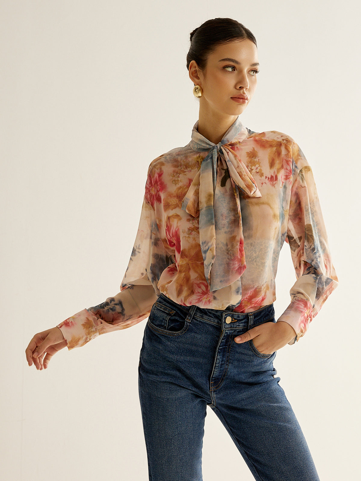 Romantiško stiliaus marškiniai su surištu apykakle