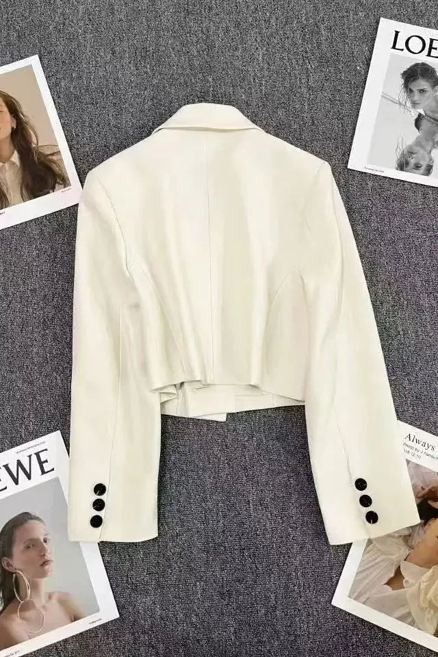 Diora Mados – Tobulas Švarkas