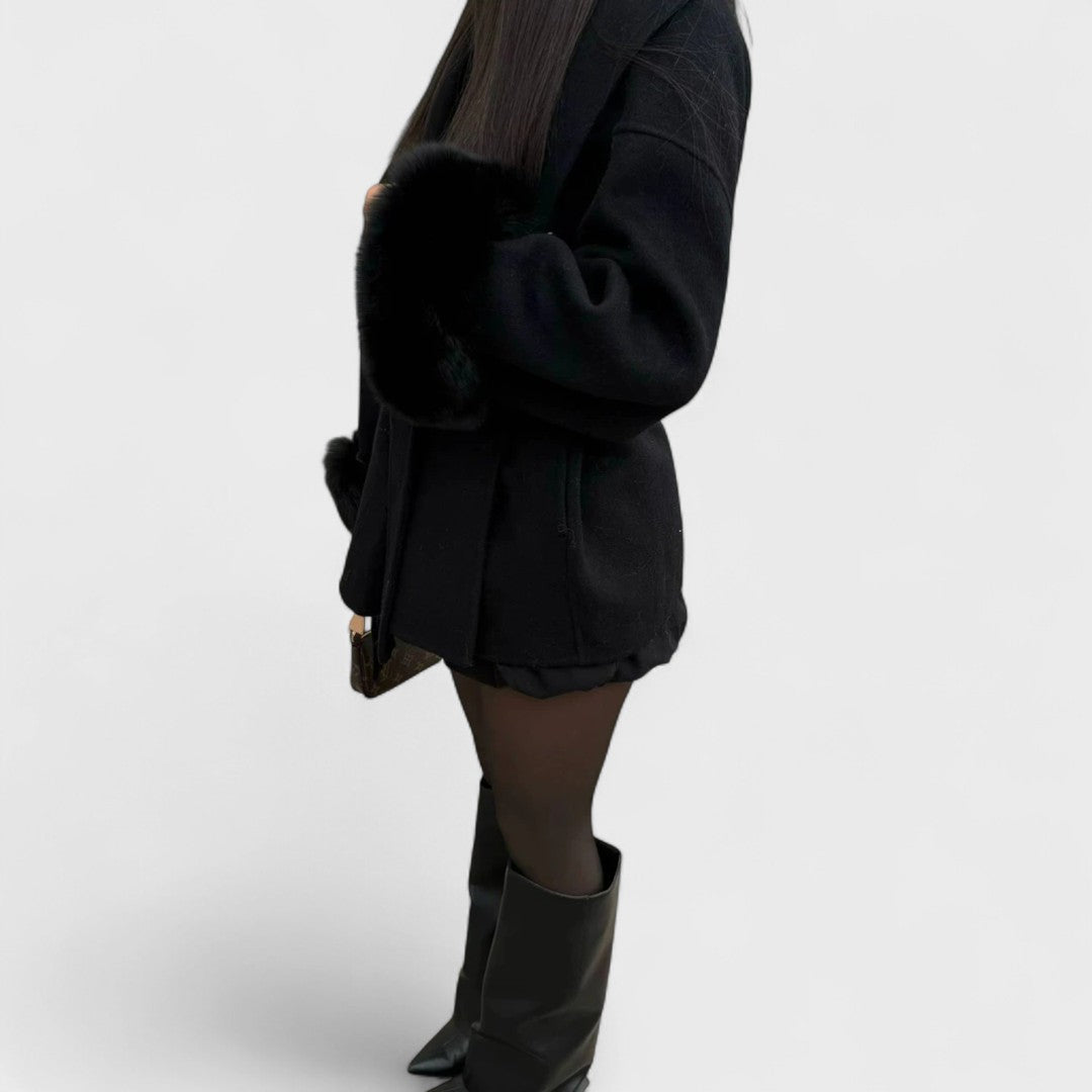 Adrianna | Elegantiškas paltas su universaliais detalėmis ir laikui nepavaldi dizainu